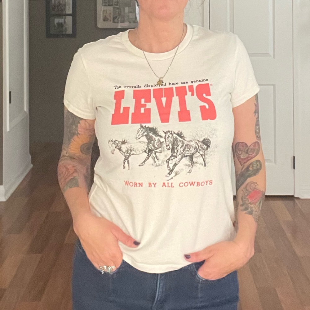 Levi's Cream Tee with Red Logo and Black Graphic